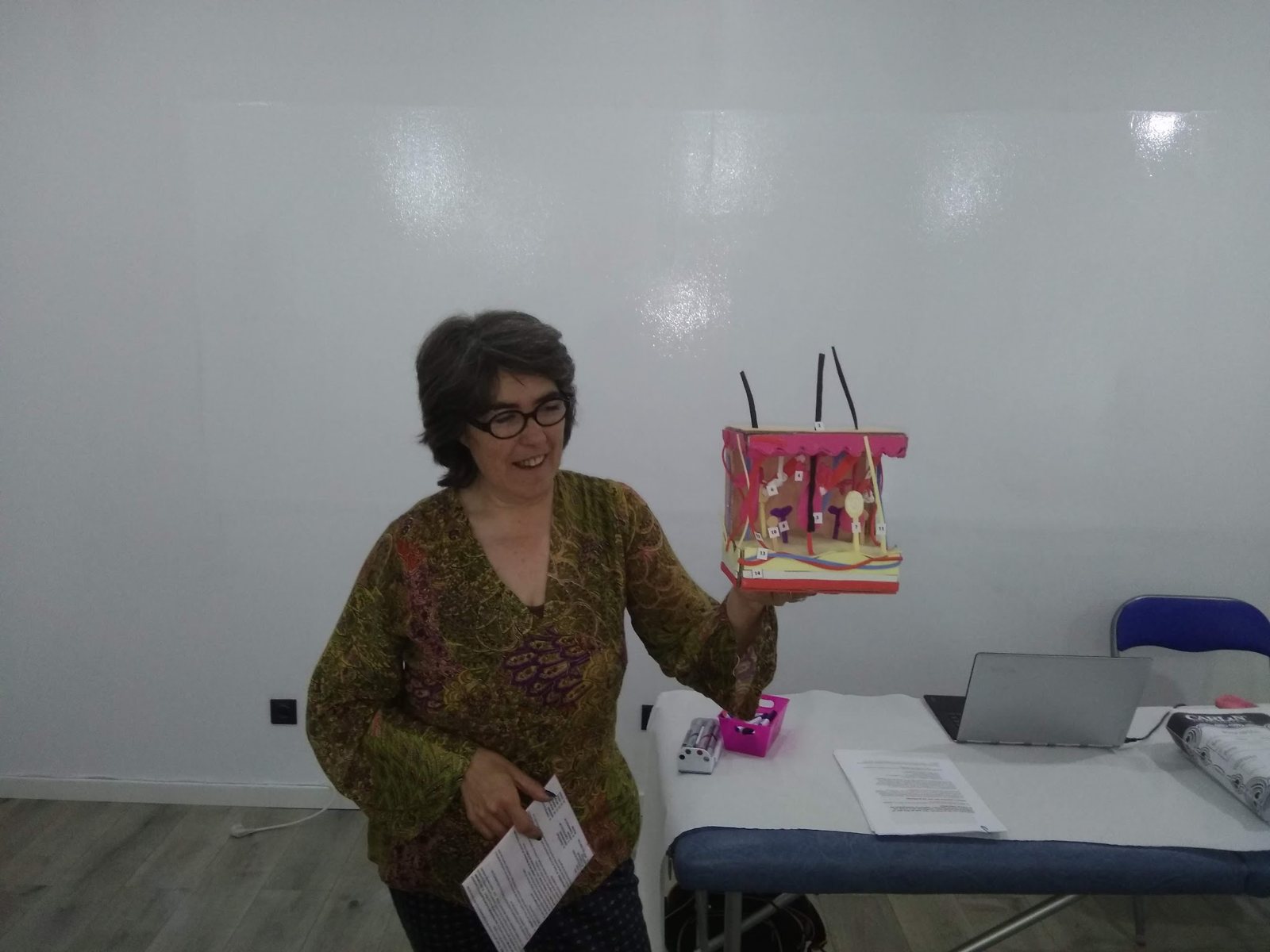 Alumna mostrando su trabajo tridimensional