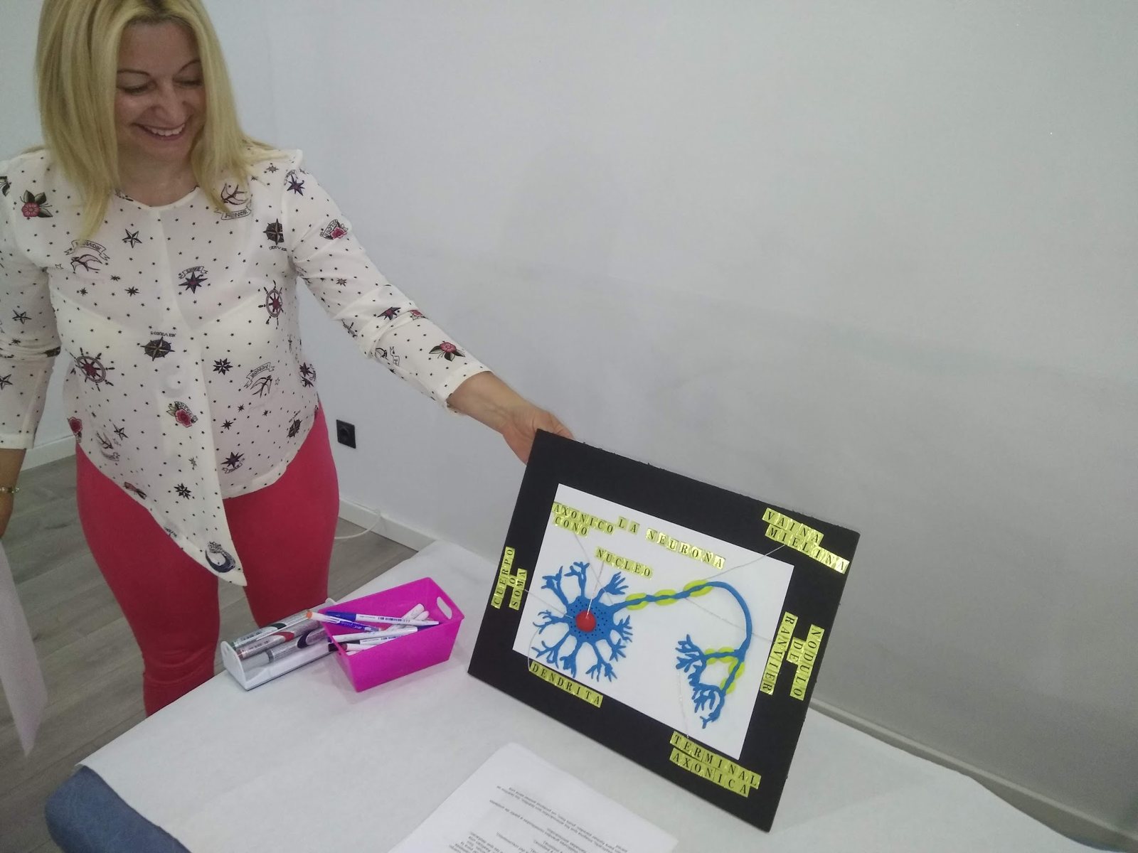 Alumna con un trabajo visual sobre biología