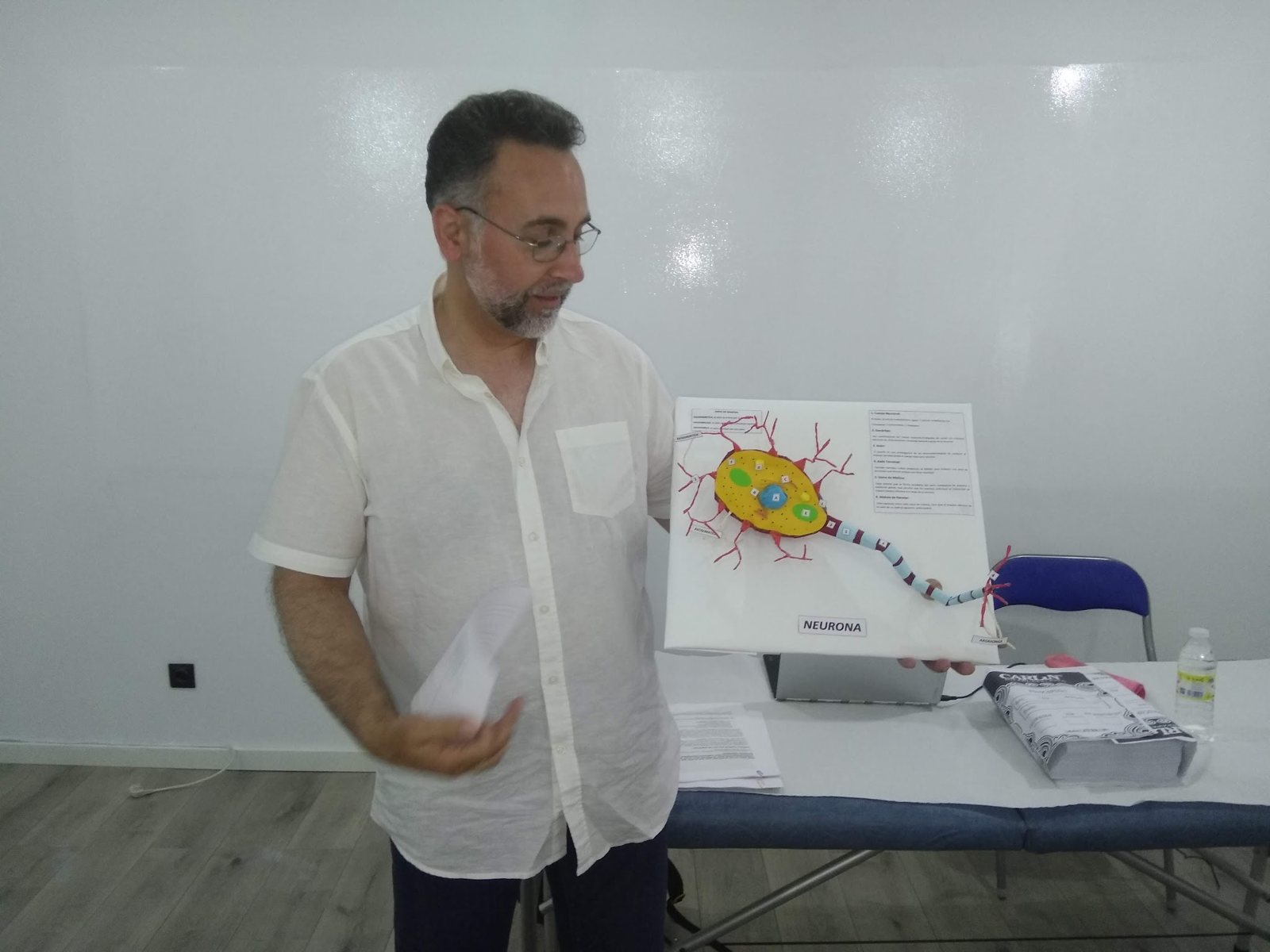 Alumno presentando una maqueta de una célula