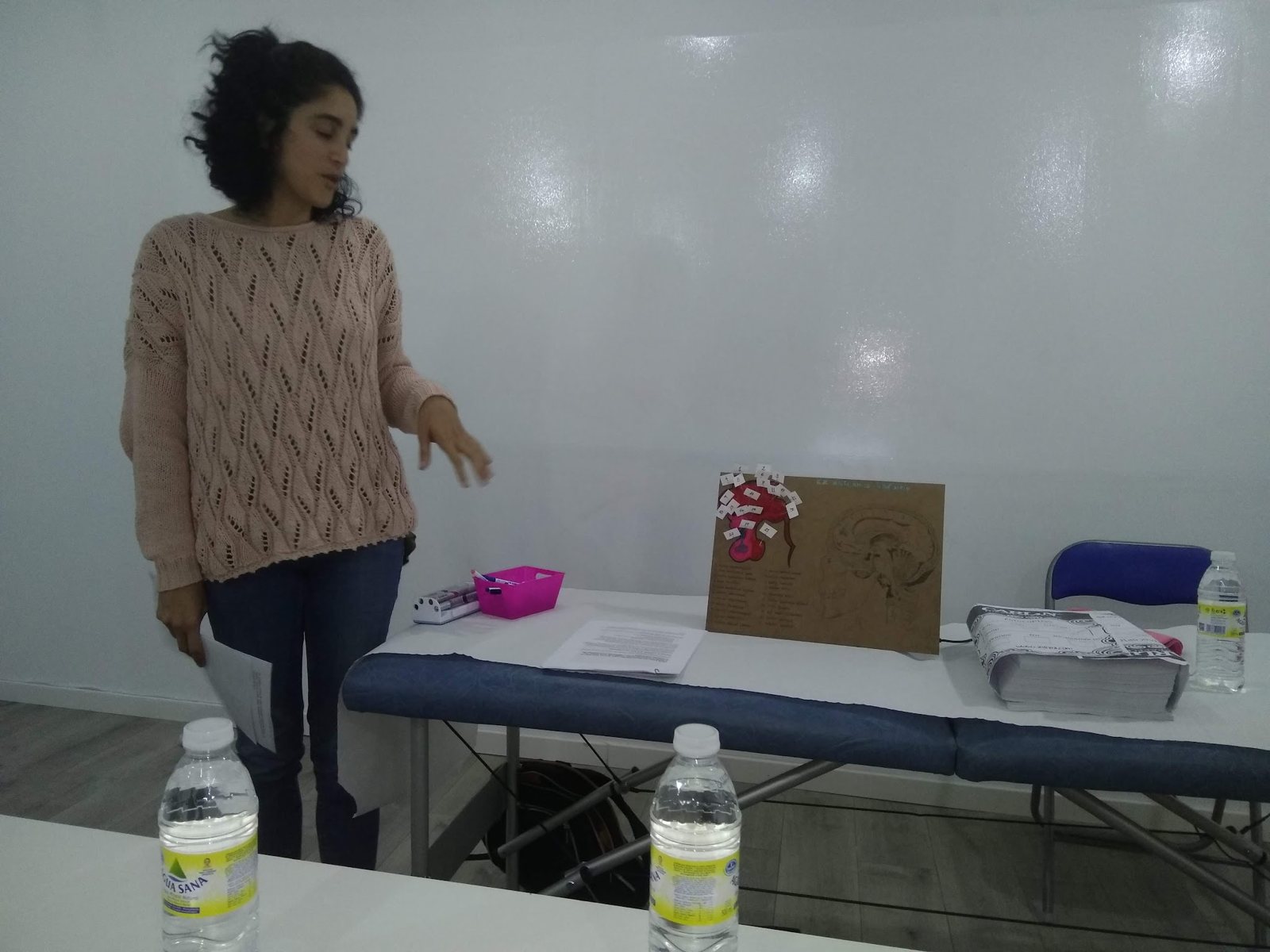 Alumna explicando su maqueta en clase