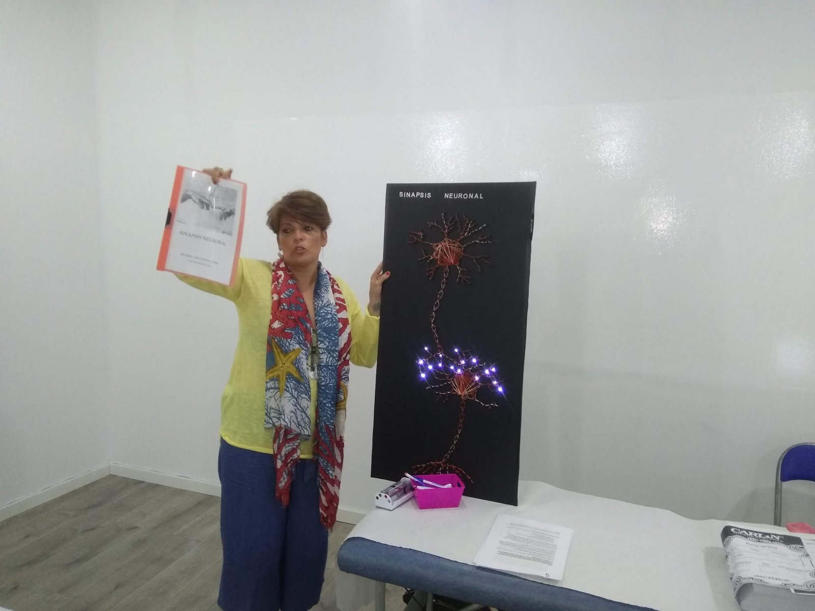 Alumna mostrando su proyecto ante sus compañeros