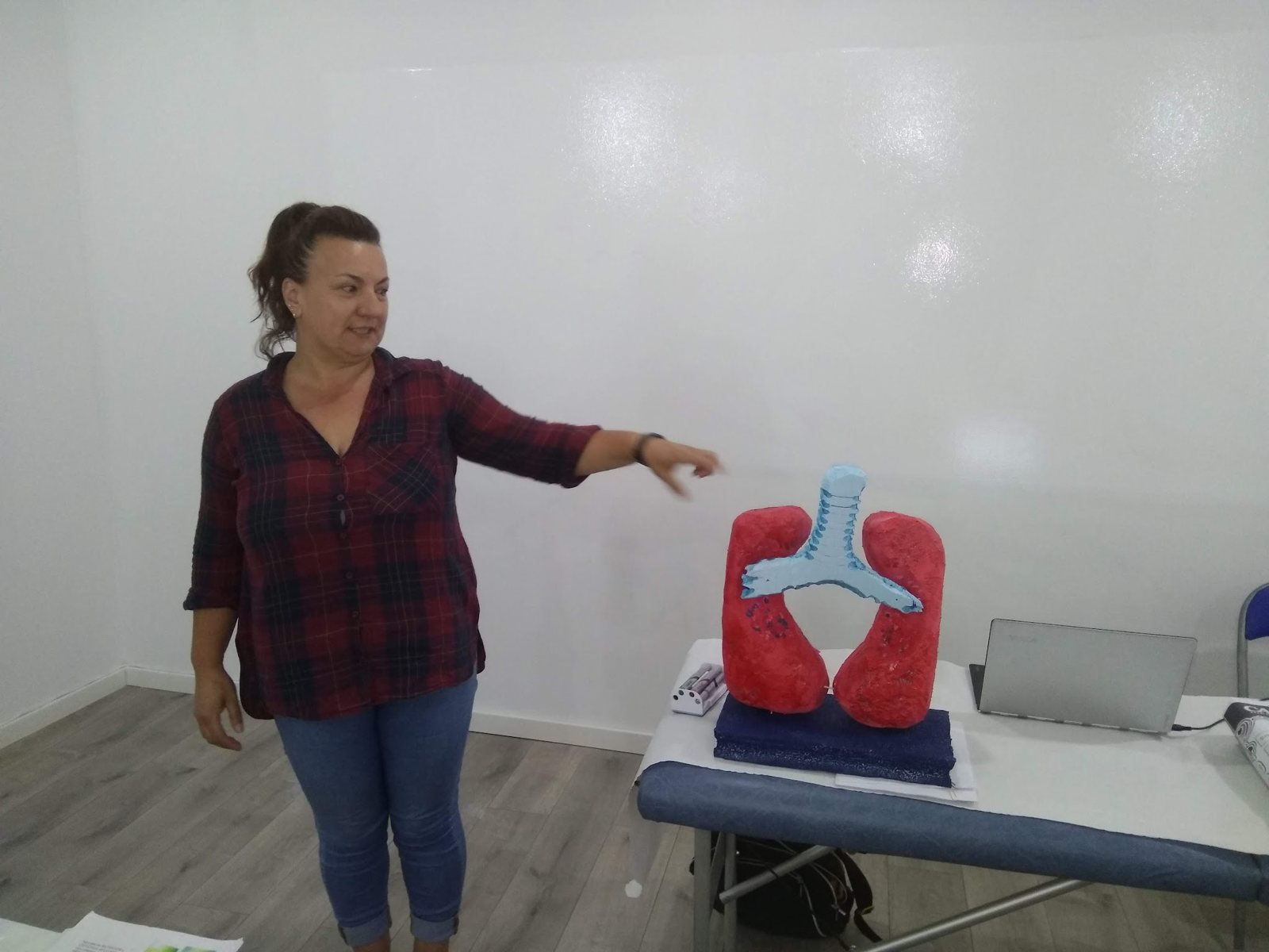 Alumna presentando una maqueta anatómica ante la clase